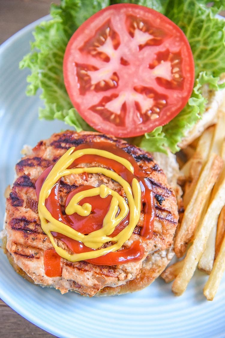 Simple backyard ground chicken burger recipe! This grilled chicken burger recipe is full of flavor and some veggie too. Great recipe for parties and entertaining