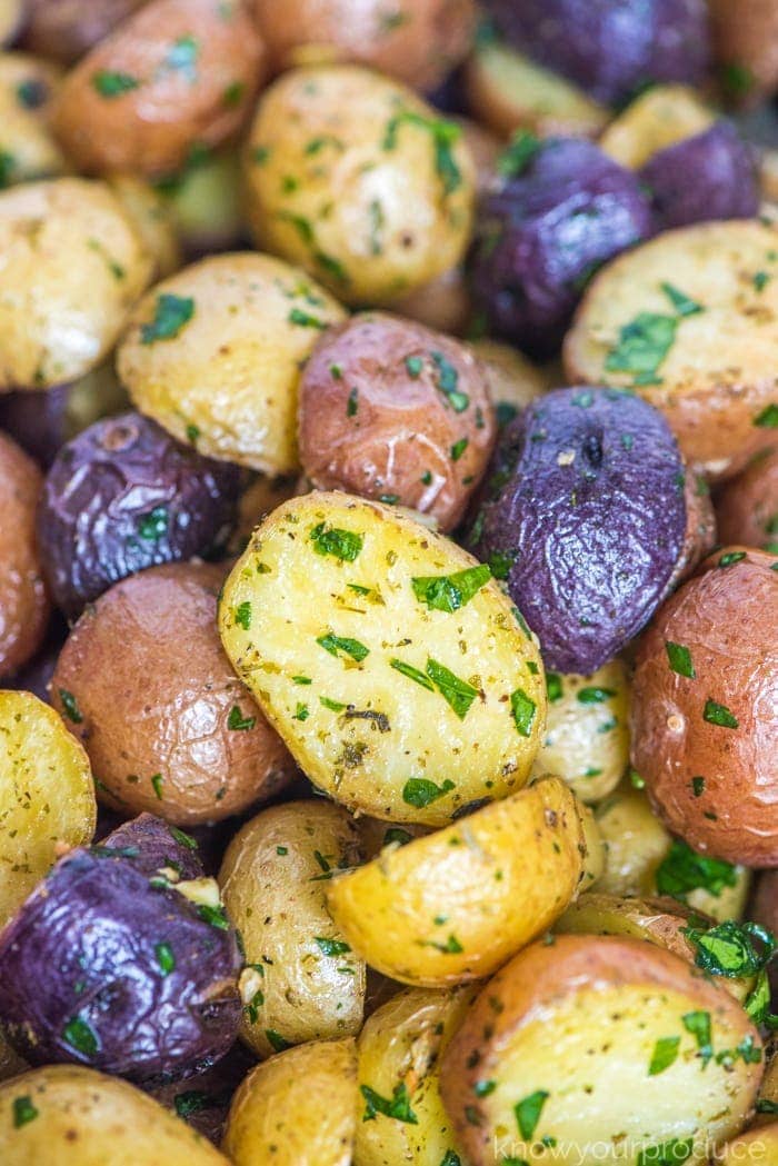 roasted baby potatoes with garlic and parlsey